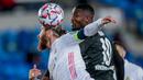 Bek Real Madrid, Sergio Ramos, duel udara dengan pemain Borussia Monchengladbach, Marcus Thuram, pada laga Liga Champions di Stadion Alfredo Di Stefano, Kamis (10/12/2020). Real Madrid menang dengan skor 2-0. (AP/Bernat Armangue)