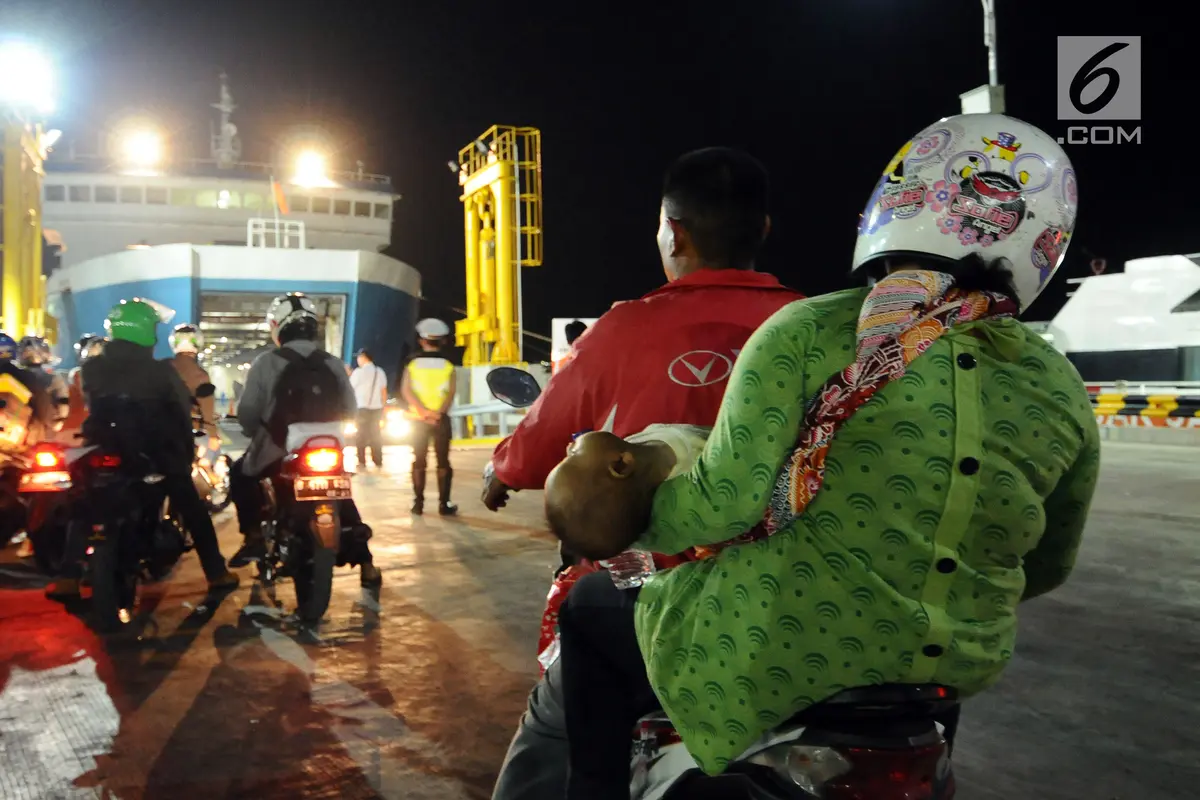 20170622-Dini Hari, Pemudik Bermotor Penuhi Pelabuhan Merak-Tebe