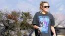 Miley Cyrus sedang mengajak anjingnya, Mary Jane, jalan-jalan di Studio City, California nih! (BACKGRID/USMagazine)
