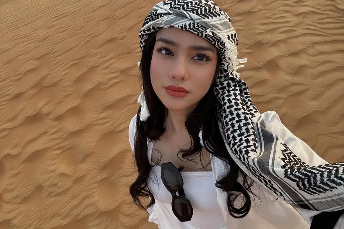 Davina Karamoy Tampil Bak Wanita Timur Tengah di Gurun Dubai, Sorban Monokrom dan Tas Prada yang Mencuri Perhatian