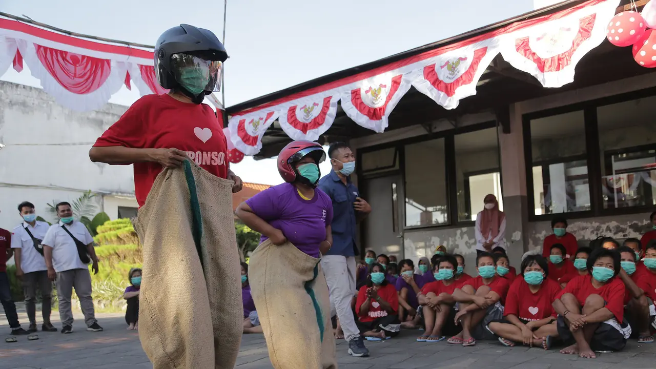 ODGJ di UPTD Liponsos Keputih Kota Surabaya mengikuti lomba Agustusan. (Dian Kurniawan/Liputan6.com)