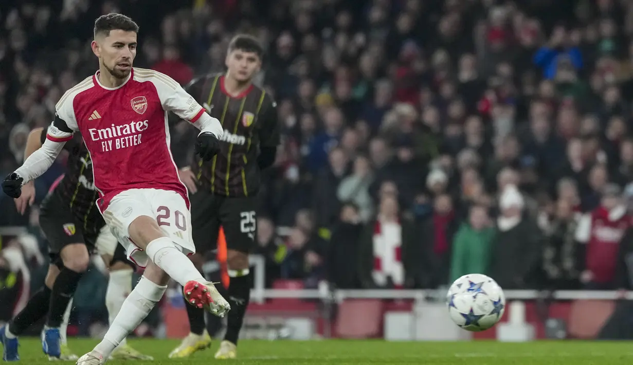 Satu gol ditambah Arsenal pada babak kedua. Jorginho mencatatkan namanya di papan skor lewat eksekusi penalti. (AP Photo/Kin Cheung)