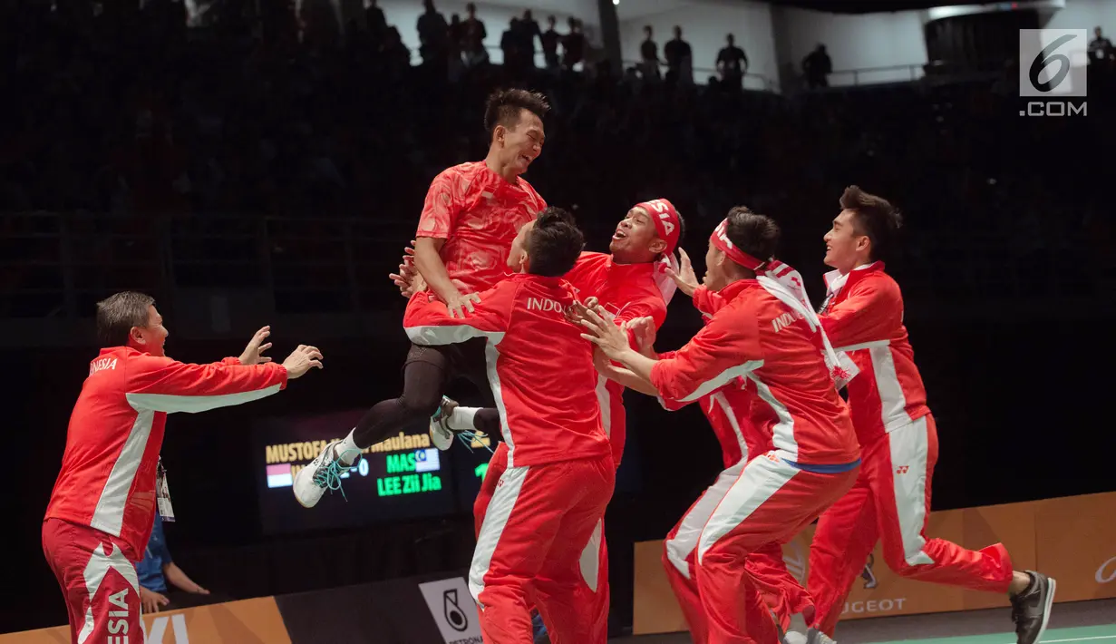 Ihsan Maulana Mustofa merayakan kemenangannya bersama tim bulu tangkis Indonesia usai melawan Malaysia, Lee Zii Jia pada final bulu tangkis beregu putra SEA Games XXIX Kuala Lumpur, Malaysia, Kamis (24/8). (Liputan6.com/Faizal Fanani)
