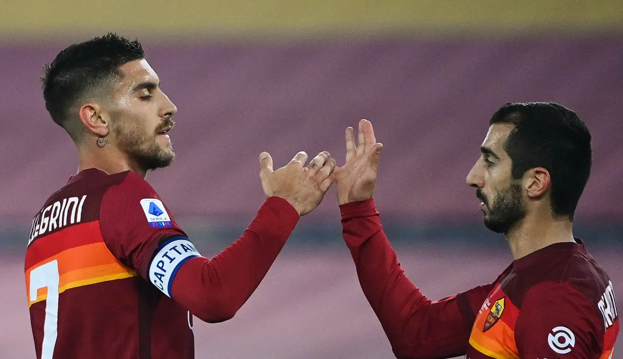 Gelandang Roma Lorenzo Pellegrini (kiri) berselebrasi dengan Henrikh Mkhitaryan setelah mencetak gol ke gawang Torino pada pertandingan Liga Serie A Italia di stadion Olimpiade di Roma, Jumat (18/12/2020).  AS Roma kalahkan tamunya Torino 3-1. (AFP Photo/Vincenzo Pinto)