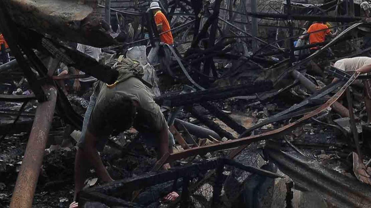Namun usaha mereka gagal karena kobaran api sudah terlanjur membesar dan menyambar kios lainnya.