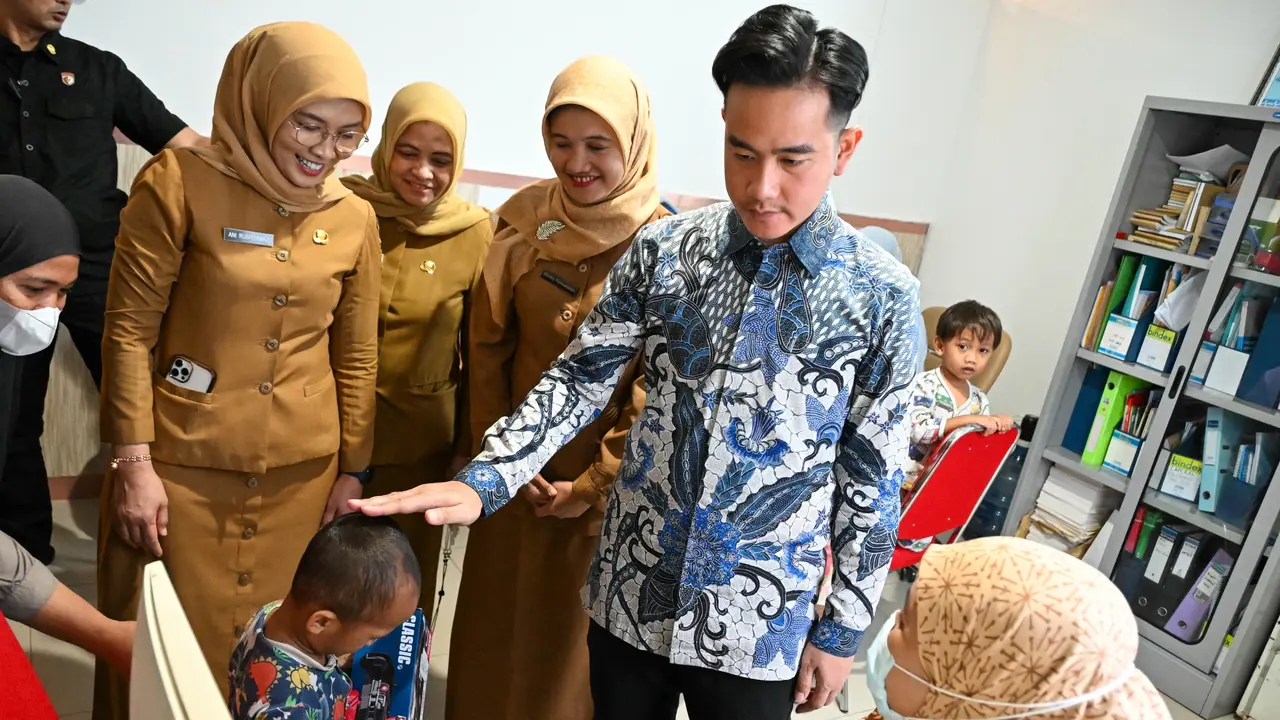 Wakil Presiden Republik Indonesia, Gibran Rakabuming Raka meninjau sejumlah Puskemas di Jakarta untuk memastikan program cek kesehatan gratis berjalan baik.
