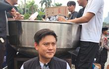 Duit Dari Mana? Youtuber Bobon Santoso Bagikan 2.000 Makanan & 3.000 Es Teh buat Pendemo Depan Gedung DPR