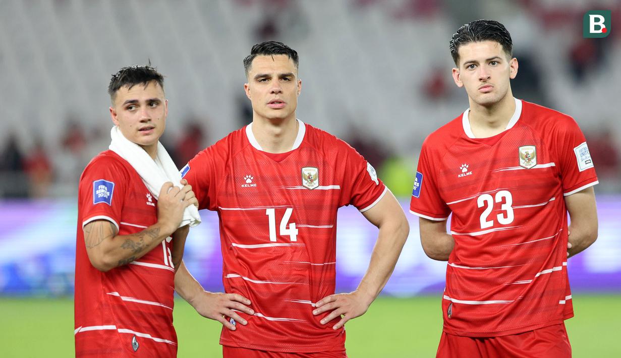 Raut lesu pemain Timnas Indonesia, Eliano Reijnders (kiri), Joey Pelupessy (tengah), dan Justin Hubner setelah kalah dari Bulgaria dalam final FIFA Series 2026 di tadion Utama Gelora Bung Karno, Senayan, Jakarta, Senin (30/03/2026). (Bola.com/M Iqbal Ichsan)
