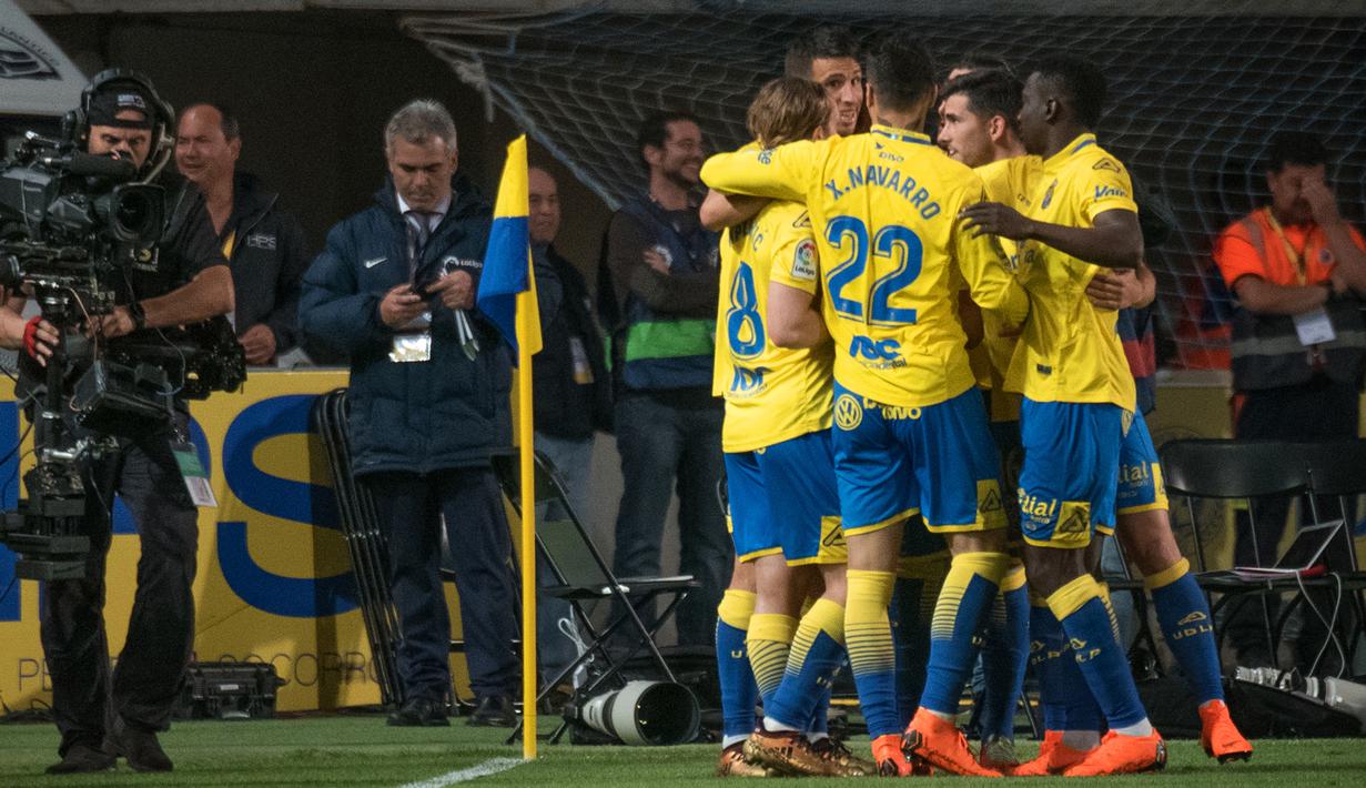Pemain Las Palmas Jonathan Calleri dan rekan setimnya merayakan gol ke gawang Barcelona pada jornada ke-26 La Liga 2017-2018 di Estadio Gran Canaria, Kamis (1/3). Barcelona hanya memetik hasil imbang 1-1 dari tim papan bawah klasemen (DESIREE MARTIN/AFP)
