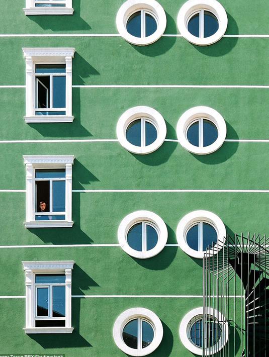 Yener Torun saat mengabadikan sebuah bangunan yang unik dengan arsitektur kontemporer di Turki. Torun sudah dua tahun menjadi fotografer bangunan-bangunan unik di Turki. (Dailymail.co.uk)