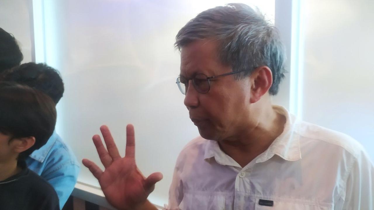 Namun, pelaporan Rocky itu kembali menjadi polemik lantaran sejumlah pakar hukum menilai laporan tersebut tidak bisa diproses.