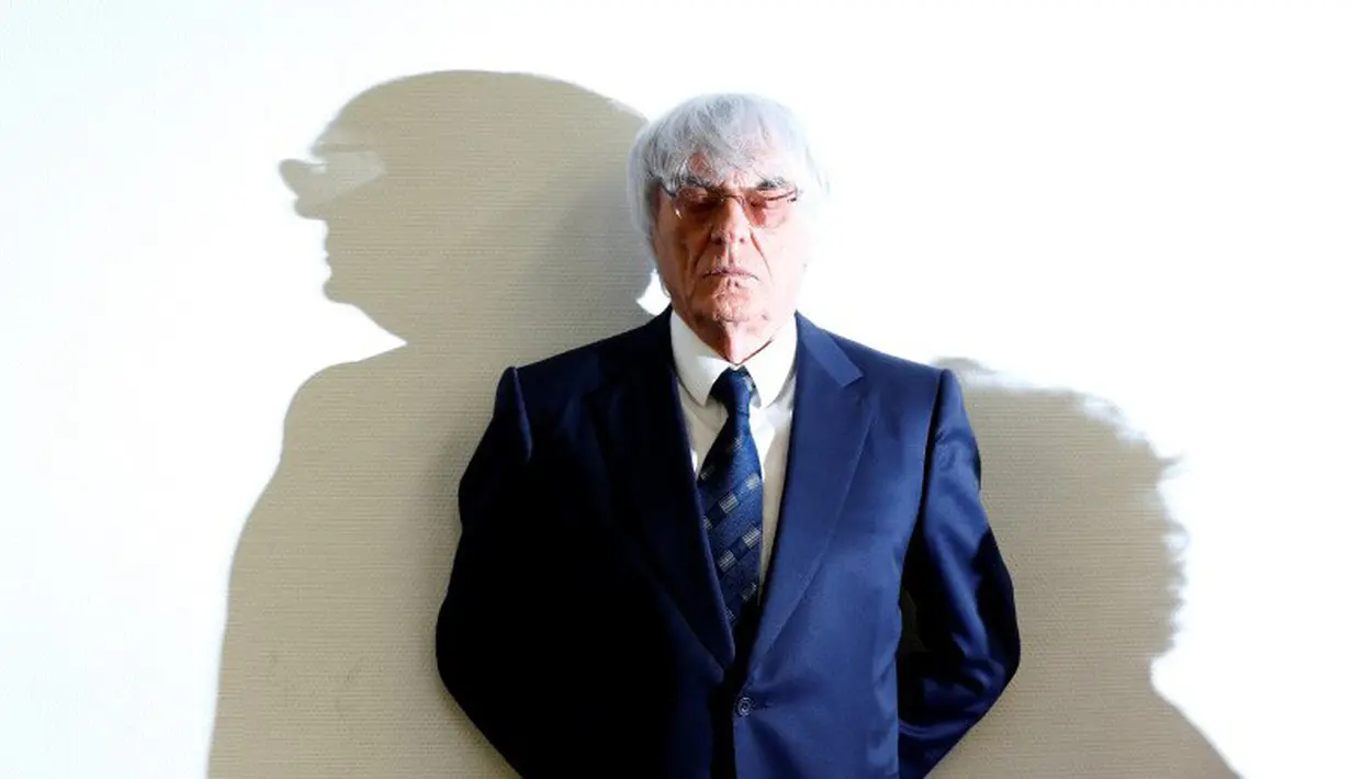 Presiden dan CEO F1 Management, Bernie Ecclestone menutup matanya saat sesi foto Munich (05/8/2014). Bernie, tetap akan menjadi pimpinan eksekutif F1. (REUTERS/Michael Dalder)