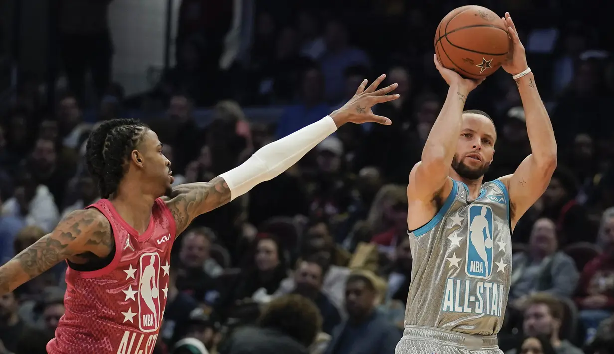 Pertandingan semakin ketat memasuki kuarter kedua. Kedudukan sempat kembali imbang 67-67 yang diwarnai aksi menawan Tim Lebron via tembakan 3 angka Stephen Curry. (AP/Charles Krupa)