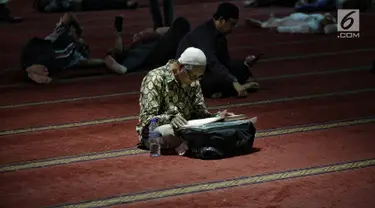 Jemaah membaca kitab suci Alquran usai salat di Masjid Istiqlal, Jakarta, Selasa (7/5/2019). Umat muslim meningkatkan ibadah pada bulan suci Ramadan dengan membaca Alquran (tadarus), salat berjemaah, berdoa, dan zikir di masjid. (Liputan6.com/Faizal Fanani)