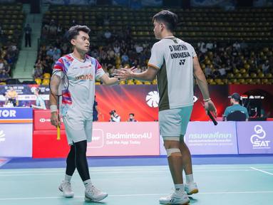 Leo Rolly Carnando dan Daniel Marthin melakukan seleberasi usai mendapatkan poin saat melawan wakil tuan rumah, Peeratchai Sukphun/Pakkapon Teeraratsakul, pada Thailand Open 2026, Jumat (15/5/2026) di Bangkok.