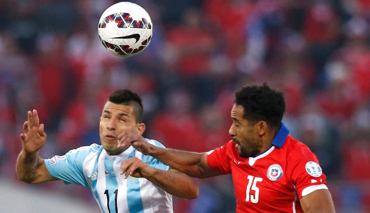 Penyerang Argentina, Sergio Aguero (kiri) berebut bola udara dengan bek Chili, Jean Beausejour di final Copa America 2015 di Stadion Nasional, Chili, (4/7/2015). Chili menang lewat adu penalti atas Argentina dengan skor 4-1. (REUTERS/Marcos Brindicci)