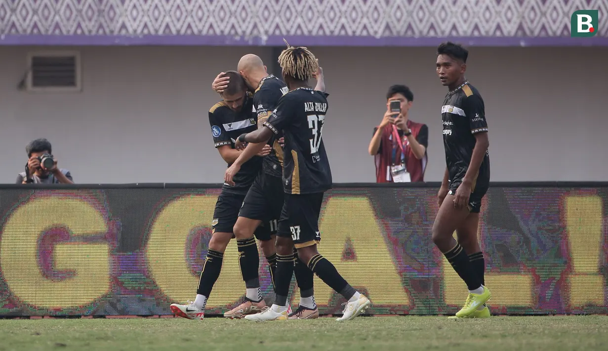 <p>Pemain Dewa United, Majed Osman Sobhi (kiri) melakukan selebrasi setelah mencetak gol penyeimbang 1-1 bersama rekannya pada laga lanjutan BRI Liga 1 2023/2024 antara Dewa United melawan Persebaya Surabaya di Indomilk Arena, Tangerang, Sabtu (30/09/2023). (Bola.com/Bagaskara Lazuardi)</p>