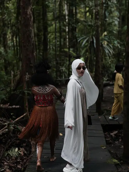 Dinda Hauw dan Rey Mbayang di Kalibiru Raja Ampat. [Foto: Instagram/reymbayang]