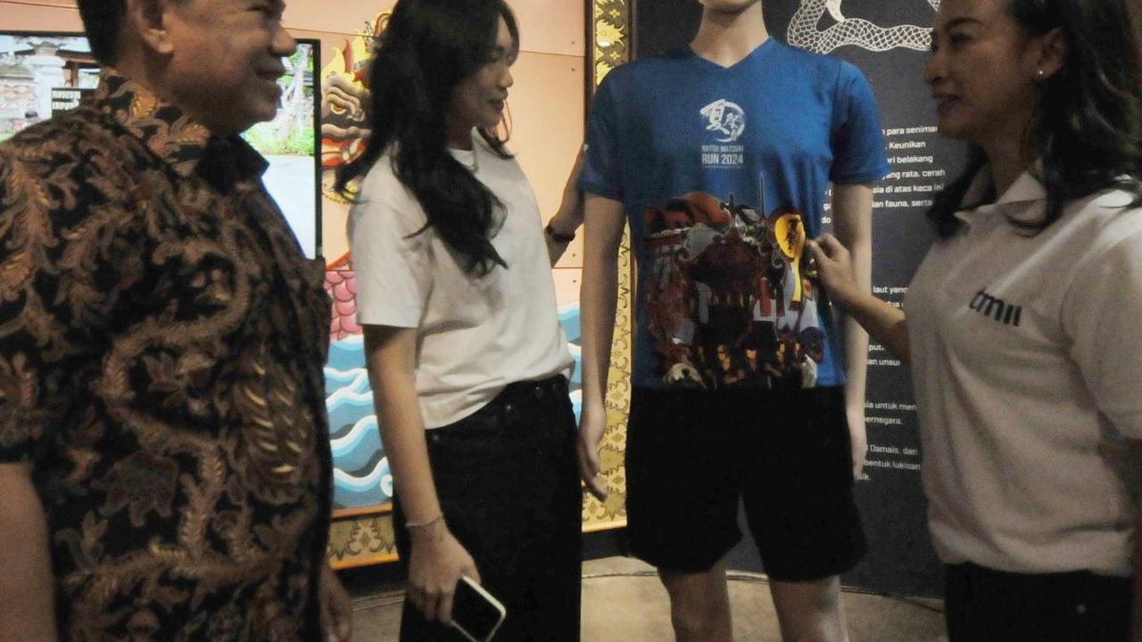 Direktur Utama Asri Pro Andi Sadrudin Rohardian (kiri), Vp Marketing Communications TMII Erika Silviana, Direktur Komersial TMII Ratri Paramita (Kanan) yang hadir dalam kegiatan itu menunjukkan kostum Natsu Matsuri Run TMII 2024 di Museum Indonesia TMII, 