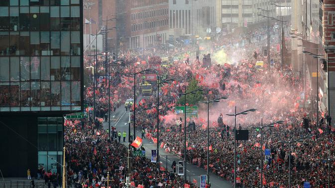Ribuan suporter menyambut kedatangan pemain Liverpool saat parade juara Liga Champions di Liverpool, Inggris (2/6/2019). Ini merupakan gelar Liga Champions ke-6 Liverpool. (Danny Lawson/PA via AP)