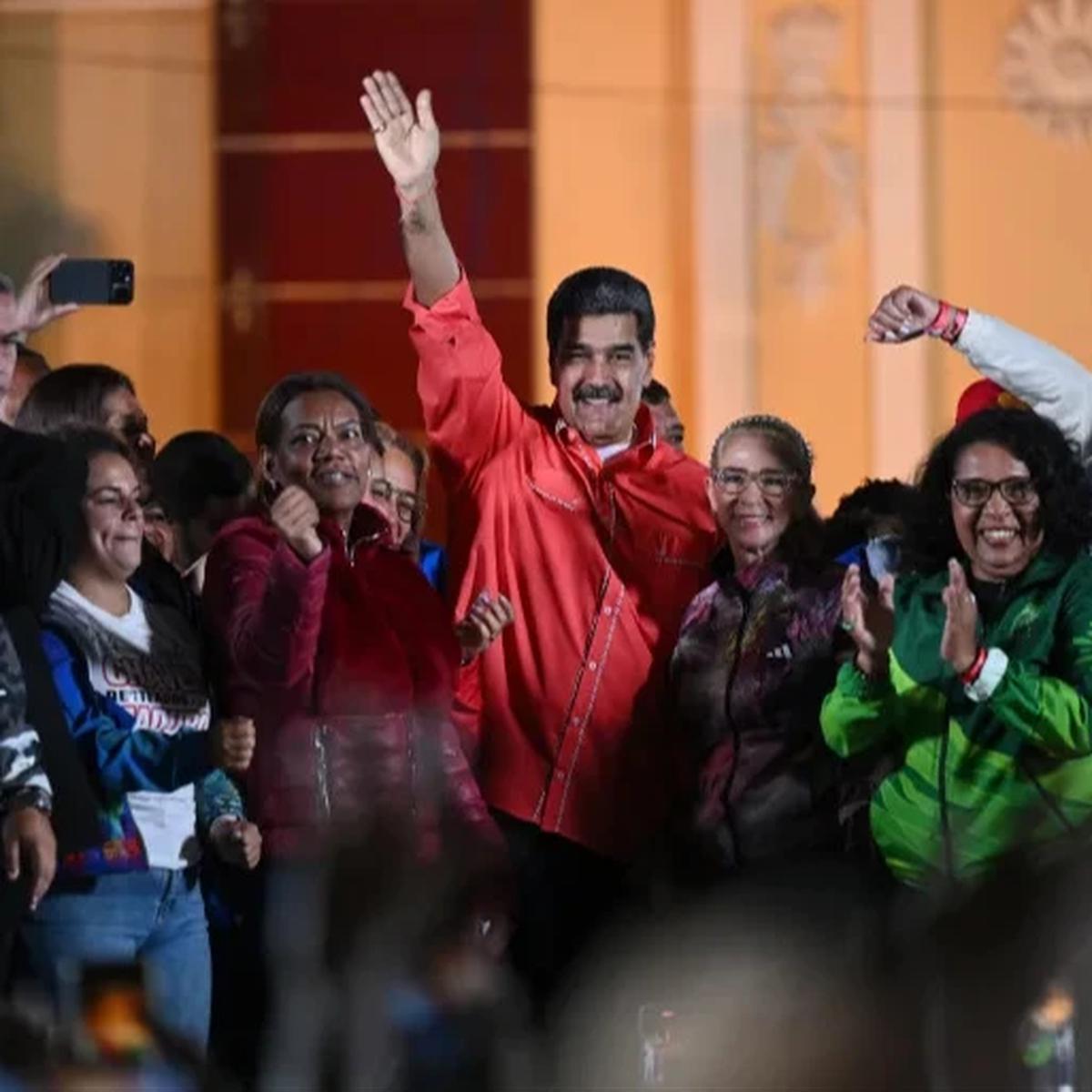Presiden Venezuela Nicolas Maduro (tengah) melambaikan tangan kepada para pendukungnya di Bolivar square, Caracas, Venezuela. [Federico Parra/AFP]