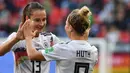 Gelandang Jerman, Sara Dabritz, bersama Svenja Huth merayakan kemenangan atas Spanyol pada laga Piala Dunia Wanita 2019 di Stadion Hainaut, Valenciennes, Rabu (12/6). (AFP/Philippe Huguen)