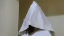 Sebuah manekin atau patung peraga dengan kepala tertutup terlihat di toko pakaian perempuan di Herat, Afganistan, pada 5 Januari 2022. Taliban telah memerintahkan pemilik toko di Afghanistan barat untuk memotong kepala manekin, dan bersikeras bahwa patung-patung itu melanggar hukum Islam. (AFP)