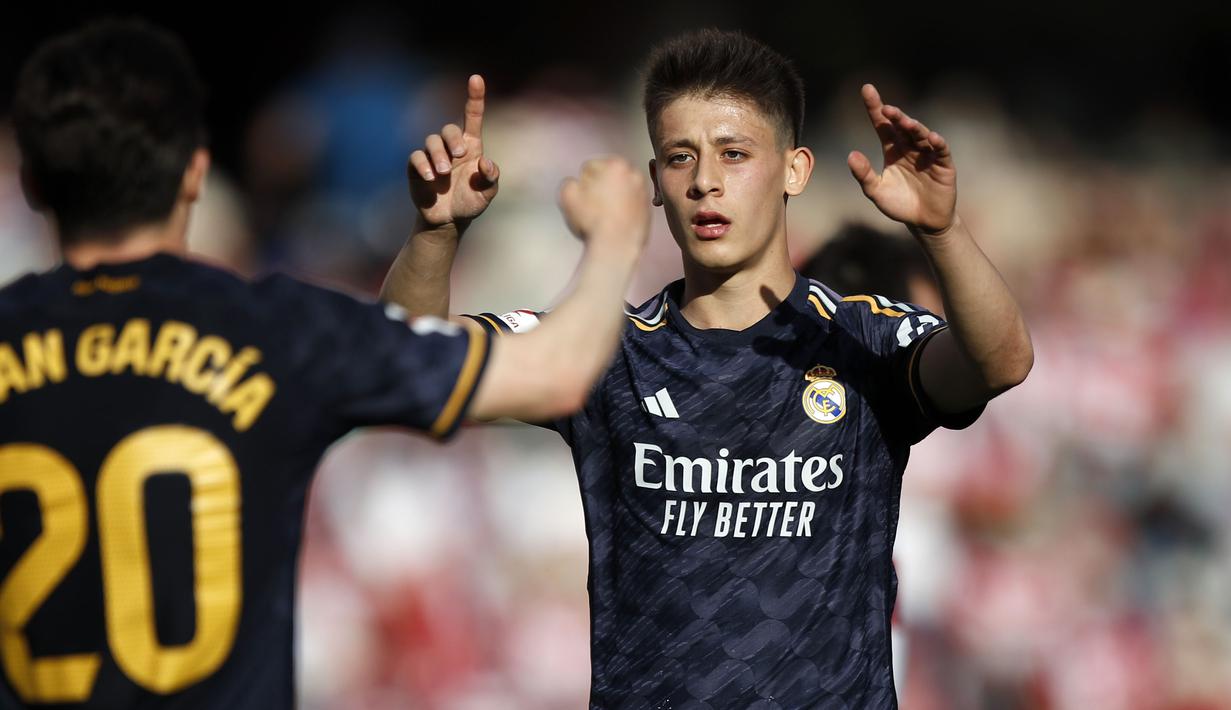 Pemain Real Madrid, Arda Guler melakukan selebrasi setelah mencetak gol ke gawang Granda pada laga lanjutan Liga Spanyol 2023/2024 di Nuevo Los Carmenes Stadium, Granada, Sabtu (11/05/2024). (AP Photo/Fermin Rodriguez)