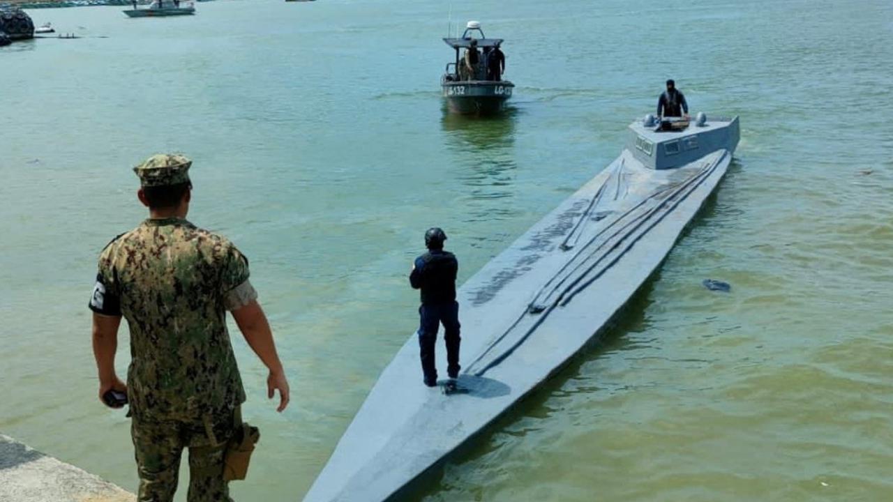 Penampakan kondisi kapal semi-submersible yang berhasil diamankan oleh Angkatan Bersenjata Ekuador. Pengamanan ini merupakan langkah besar dalam upaya pemberantasan perdagangan narkoba yang semakin marak.<br>( Angkatan Bersenjata Ekuador / Handout via RE