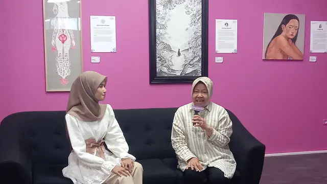Peringatan Hari Kartini 21 April, Menteri Sosial atau Mensos Tri Rismaharini menghadiri pameran seni bertajuk Kartini Nyeni di Senyawa+ Space, Cikini, Jakarta Pusat pada Minggu (21/4/2024).
