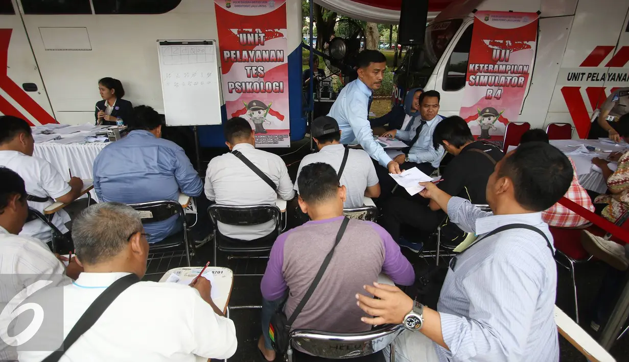 Peserta mengikuti uji SIM dan kir transportasi online di kawasan Monas, Jakarta, Senin (15/8). Kegiatan diadakan menyambut HUT Kemerdekaan RI ke-71 serta menciptakan layanan angkutan umum yang prima dan accountable. (Liputan6.com/Immanuel Antonius)