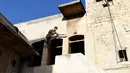 Seorang pemuda melompat berlatih parkour di Aleppo, Suriah, (7/4). Setelah pemerintah Suriah mengambil alih kendali penuh Aleppo dari pasukan pemberontak Desember 2016, beberapa pemuda kini menyalurkan hobinya, yaitu parkour.  (AFP Photo/George Ourfalian)