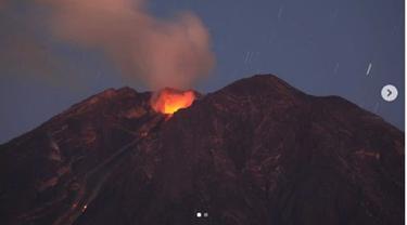 Semeru kembali mengeluarkan guguran awan panas. (Humas Pemprov Jatim)
