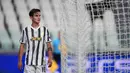 Penyerang Juventus, Paulo Dybala, tampak kecewa usai kalah agregat oleh Olympique Lyon dan tersingkir dari Liga Champions 2019/2020 di Stadion Allianz, Sabtu (8/8/2020) dini hari WIB. Juventus kalah agregat 2-2 atas Olympique Lyon. (AFP/Miguel Medina)