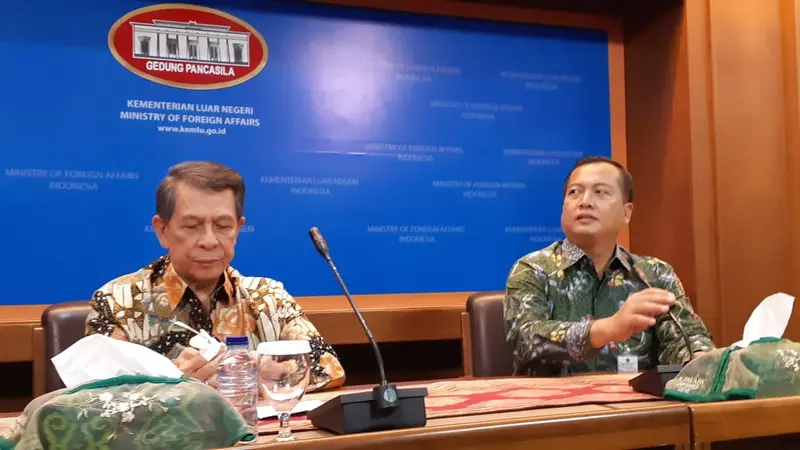 Dubes RI untuk Filipina Sinyo Harry Sarundajang dan Direktur Perlindungan WNI dan Badan Hukum Indonesia Lalu Muhammad Iqbal di Kemlu RI, Jakarta (19/9) (Rizki Akbar Hasan / Liputan6.com)