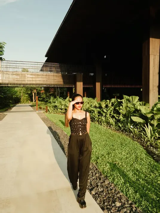 Dilengkapi dengan kacamata hitam yang bikin tampila Yura Yunita terlihat lebih slay [@yurayunita]