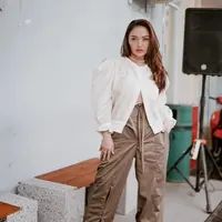 Situ Badriah beberapa waktu lalu sempat diwawancara awak media terkait sang buah hati, Xarena yang sudah bersekolah