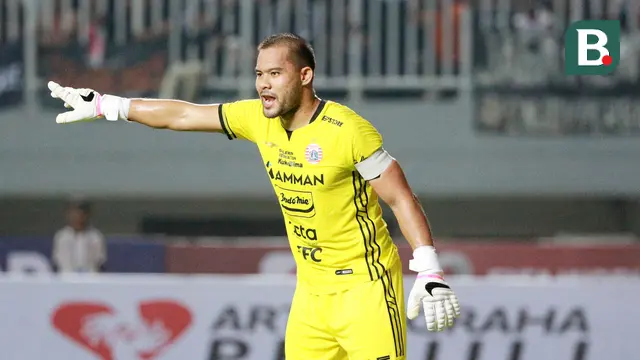 Foto: Jatuh Bangun Andritany Ardhiyasa Saat Menjaga Gawang Persija dari Gempuran Persikabo 1973 di BRI Liga 1