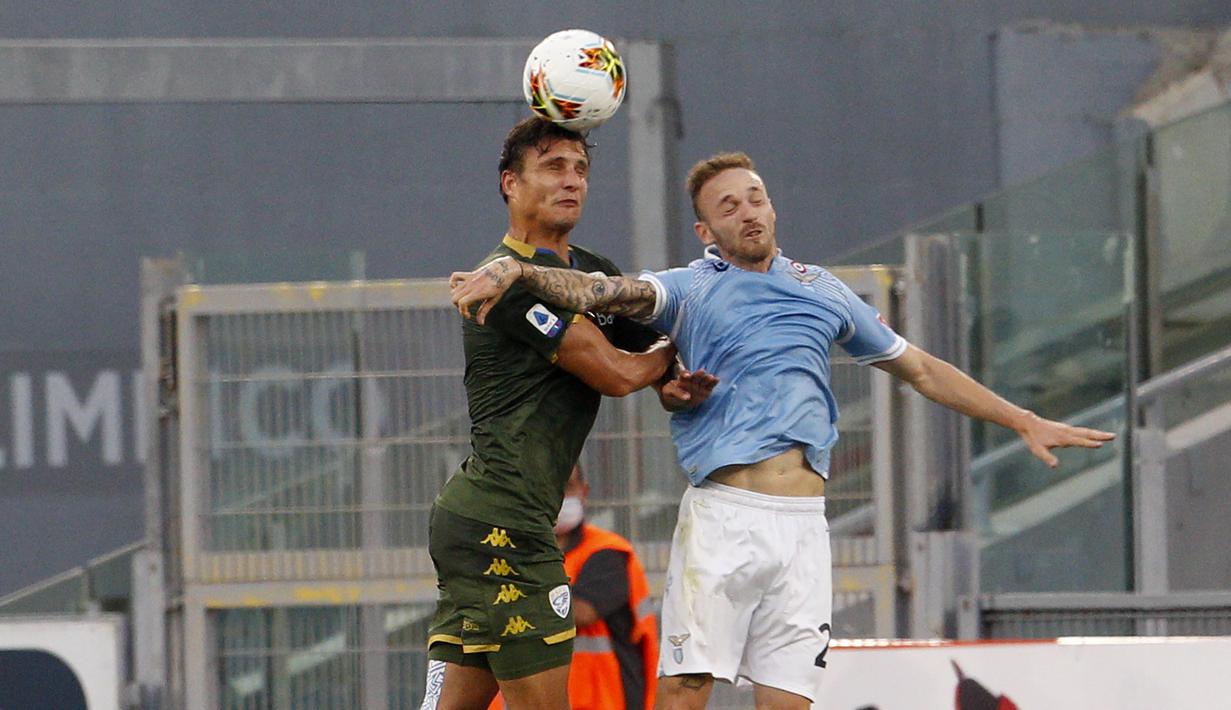 Gelandang Lazio, Manuel Lazzari, berebut bola dengan bek Brescia, Ales Mateju, pada laga lanjutan Serie A pekan ke-37 di Stadion Olimpico, Kamis (30/7/2020) dini hari WIB. Lazio menang 2-0 atas Brescia. (AP Photo/Riccardo De Luca)
