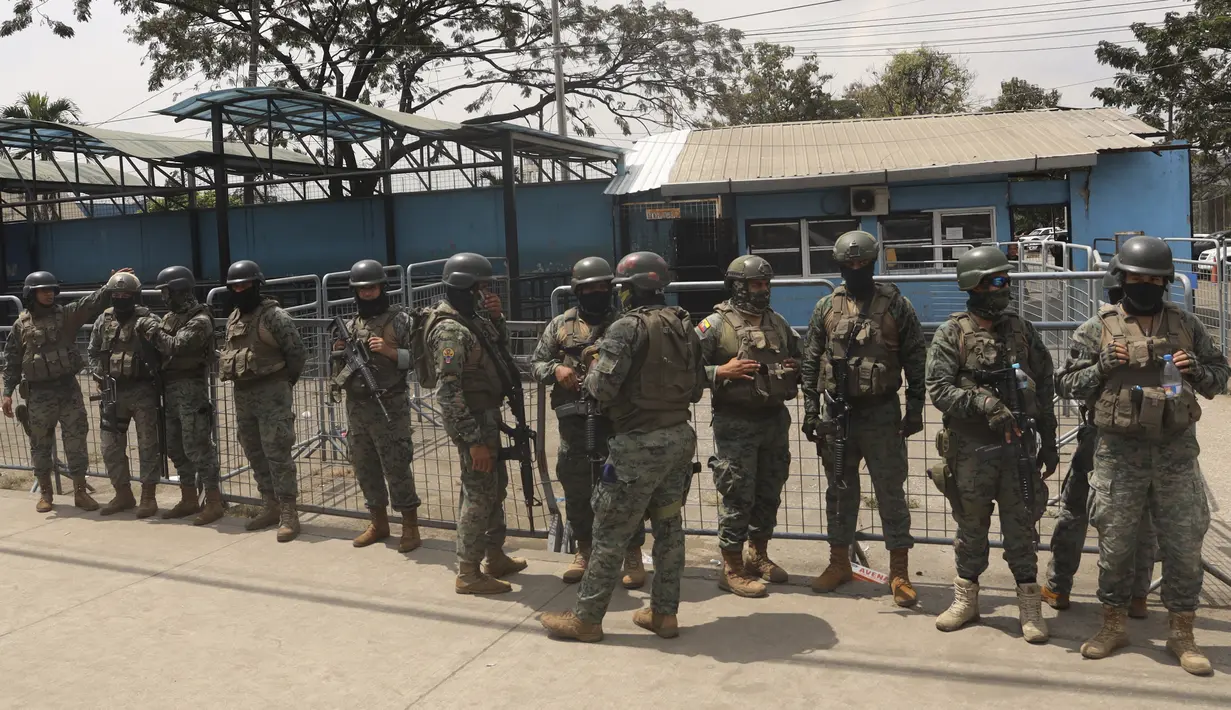Tentara berjaga di Lembaga Pemasyarakatan Litoral setelah bentrokan mematikan di Guayaquil, Ekuador, Selasa, 25 Juli 2023. Ekuador telah mengumumkan keadaan darurat di seluruh sistem penjara di negara tersebut, menyusul serentetan kekerasan dan bentrokan mematikan antara kelompok-kelompok yang berseteru. (AP Photo/Cesar Munoz)