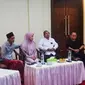 Pegiat medsos Eko Kuntadhi meminta maaf di Ponpes Lirboyo atas unggahannya yang menghina Ning Imaz dan dianggap menghina tafsir Al-Qur'an. (Foto: Istimewa)