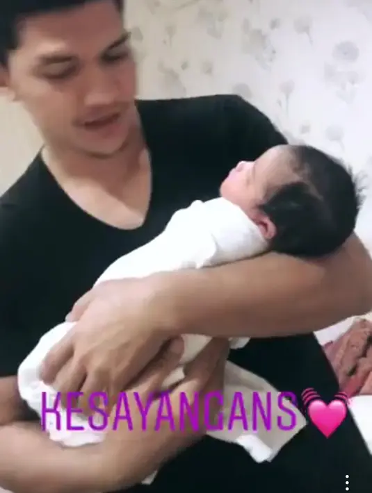 "Tapi sekarang saya bahagia sekali, karena bukan hanya dapat rezeki dari pekerjaan, tapi yang lebih penting adalah mendapatkan ’Karomah’ di bulan suci Ramadan yakni kehadiran puteri saya yang kedua dengan sehat," kata Iko Uwais