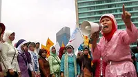 Unjuk rasa buruh perempuan di Bundaran HI, Jakarta. Mereka menuntut segera disahkan RUU Badan Penyelenggara Jaminan Sosial (BPJS). (ANTARA)