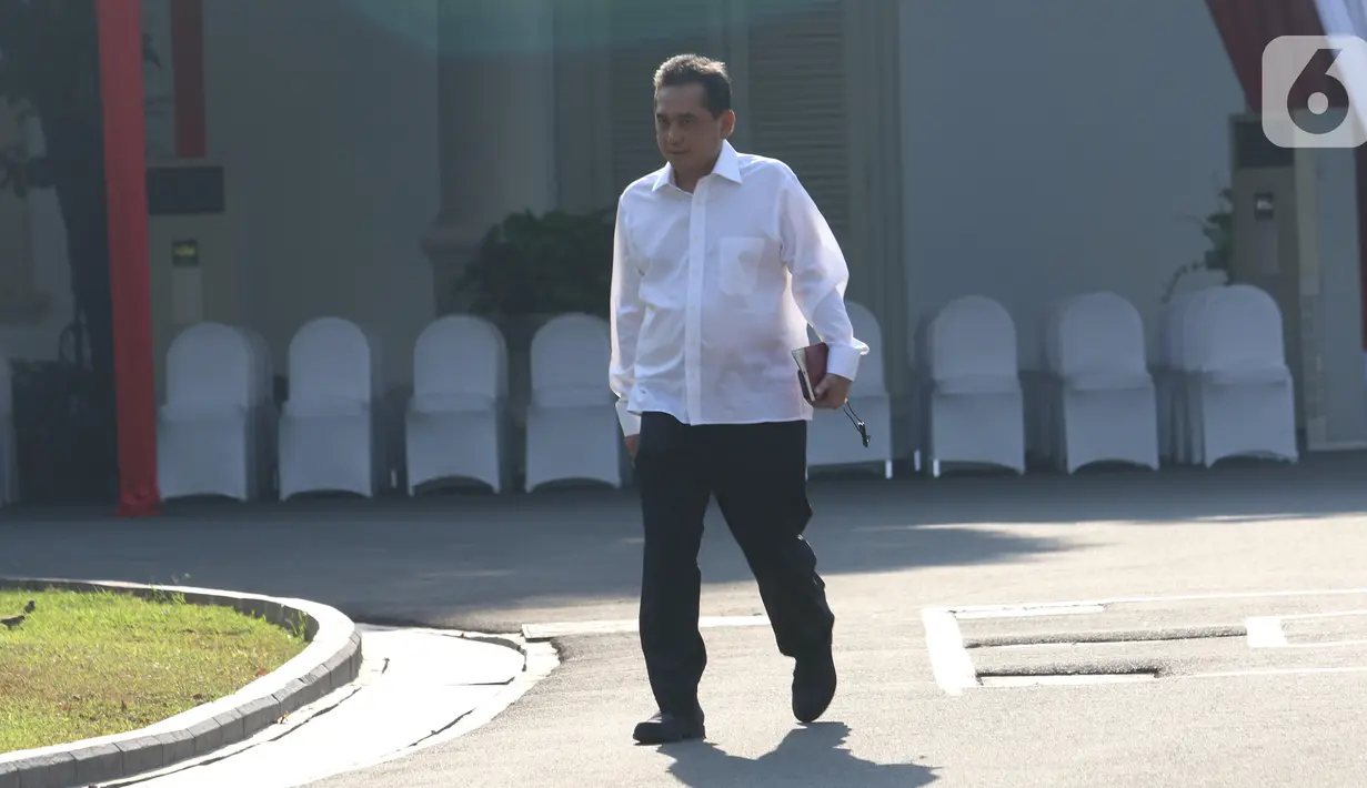 Ketum PB Ikatan Anggar seluruh Indonesia Agus Suparmanto tiba di Kompleks Istana Kepresidenan di Jakarta, Selasa (22/10/2019). Sebelum Agus, sudah ada 30 calon pembantu kabinet pemerintahan Jokowi-Maruf yang diundang ke Istana. (Liputan6.com/Angga Yuniar)