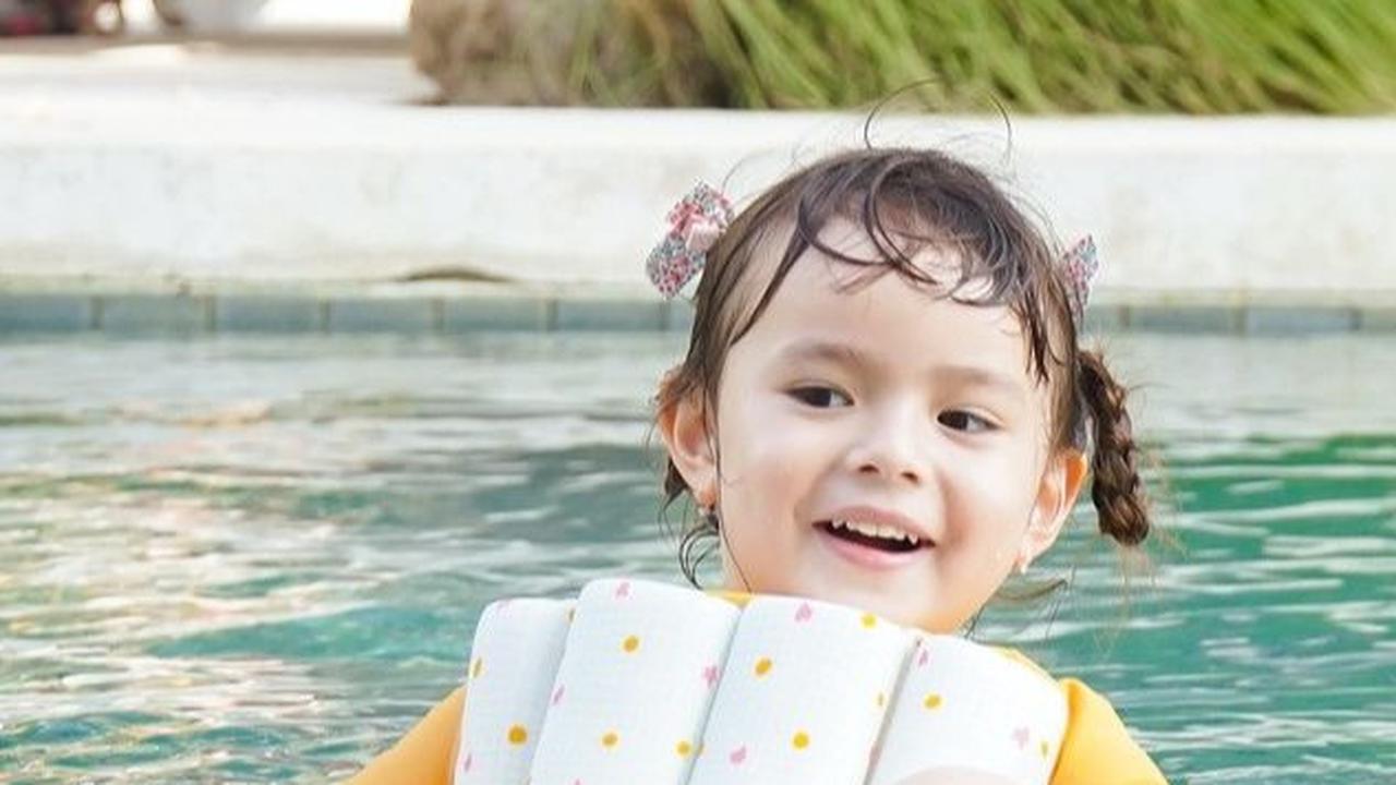 Chloe Menikmati Bermain Air Dengan Sang Ayah