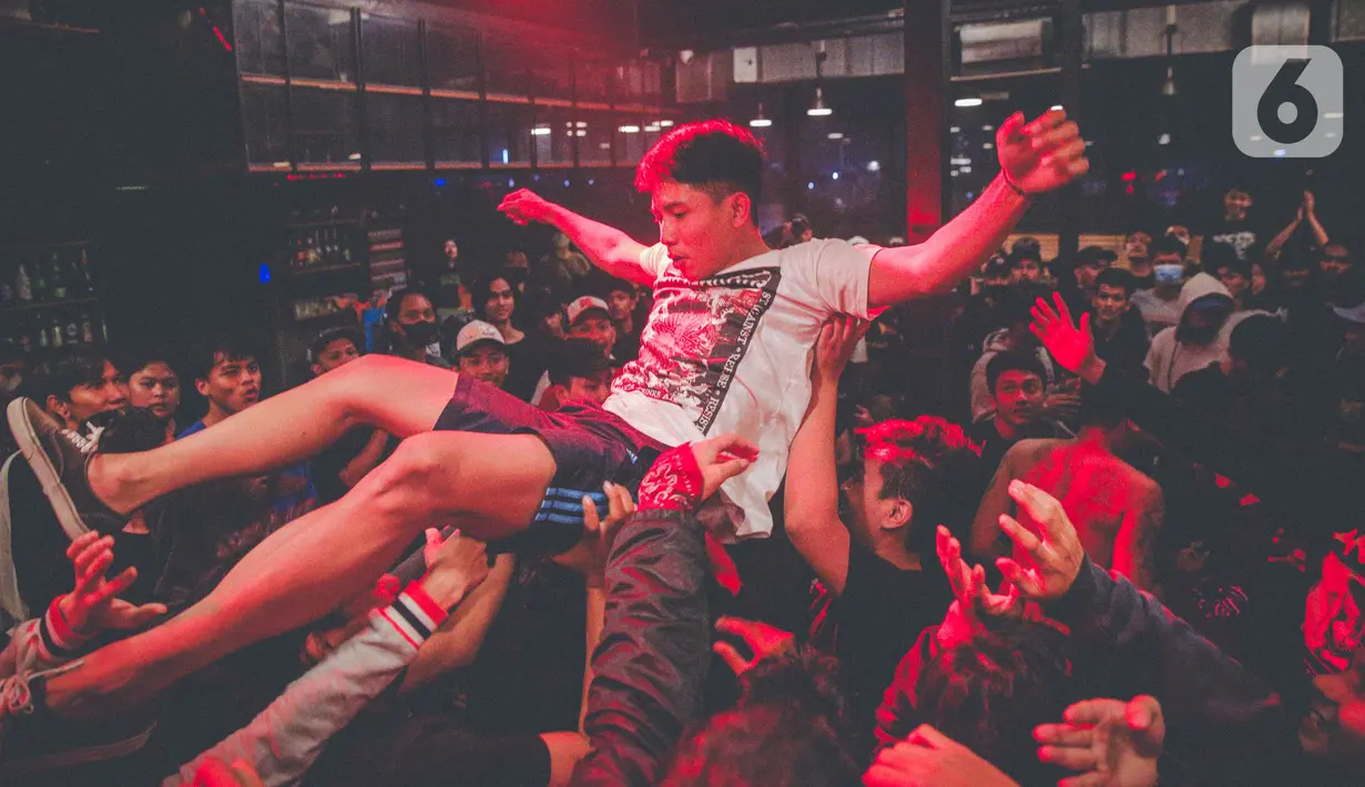 Kesereuan penonton saat menyaksikan aksi salah satu band yang tampil dalam acara musik South Fest #2 di Jakarta, Minggu (10/10/2021).  Pemerintah mengizinkan penyelenggaraan kegiatan berskala besar dengan syarat mematuhi protokol kesehatan yang ketat. (Liputan6.com/Faizal Fanani)