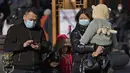 Keluarga mengunjungi jalan perbelanjaan pejalan kaki Qianmen, tempat wisata populer di Beijing, Selasa (17/1/2023). Penurunan populasi tersebut merupakan perubahan bersejarah yang diprediksi bakal menjadi awal mula periode panjang penurunan jumlah warga China. Nantinya, bakal berimbas pada perekonomian dunia. (AP Photo/Andy Wong)