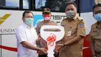 Menteri Kesehatan RI Terawan Agus Putranto menyerahkan satu unit Mobil Laboratorium Polymerase Chain Reaction (PCR) pada Gubernur Sulawesi Utara Olay Dondokambey. (Foto: dok. Biro Komunikasi dan Pelayanan Masyarakat Kemenkes RI)