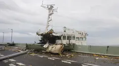 Kapal tanker saat menabrak jembatan yang menghubungkan ke Bandara Internasional Kansai akibat hantaman angin topan jebi di kota Izumisano, Osaka, (4/9). Topan Jebi yang melanda Jepang kali ini yang terkuat selama 25 tahun terakhir. (AFP Photo/Jiji Press)