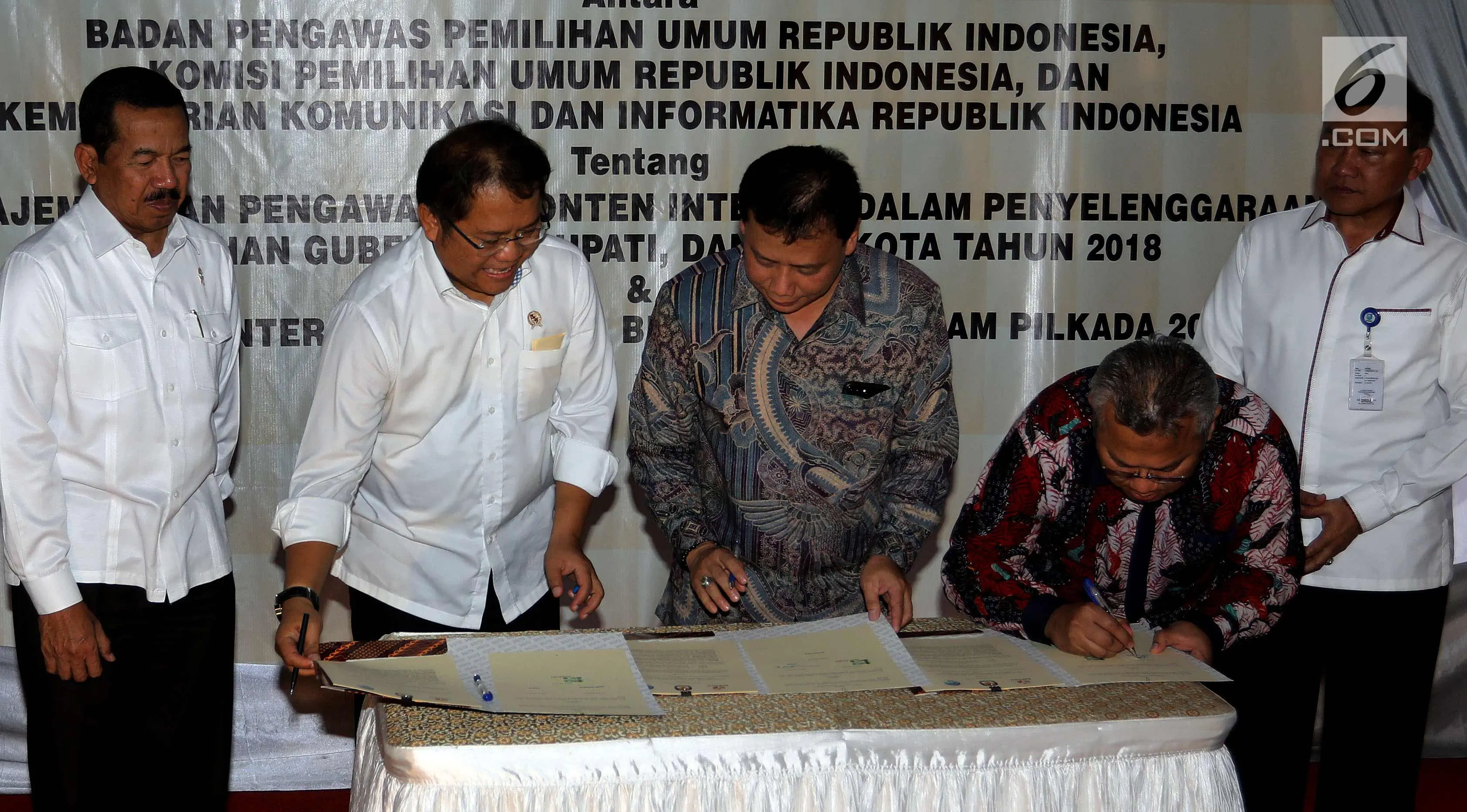 Menkominfo Rudiantara, Ketua Bawaslu Abhan Misbah dan Ketua KPU Arief Budiman menandatangani nota kesepakatan tentang Internet Bebas Hoax dalam Pilkada 2018 di Kantor Bawaslu, Jakarta, Rabu (31/1). (Liputan6.com/Johan Tallo)